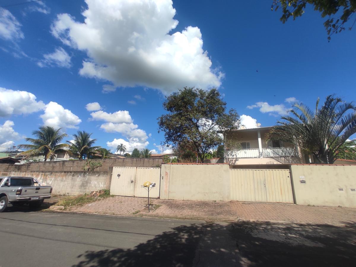 Casa Venda em Valinhos, Excelente Localização, com 1080m² aprox. 400m² constr., c/ 3 casas -R$ 1.050.000 Estuda Permutas